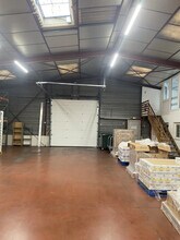 Light Industrial in GRIGNY-SUR-RHÔNE to rent Interior Photo- Image 2 of 6