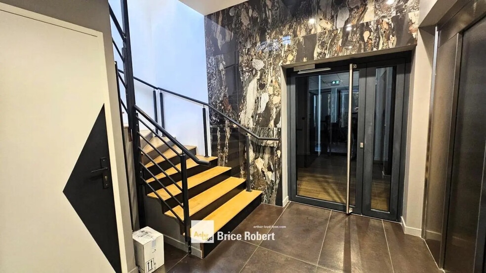 250 Rue Hélène Boucher, Rillieux-la-Pape to rent - Lobby - Image 2 of 7