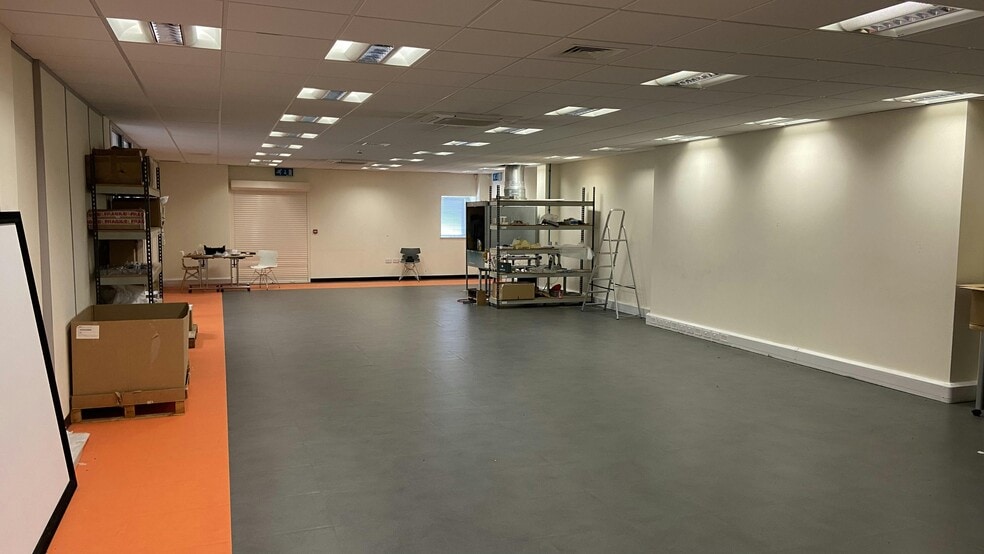 Siskin Pky E, Coventry to rent - Building Photo - Image 3 of 16