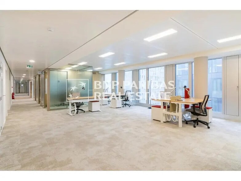 Office in Courbevoie to rent - Building Photo - Image 3 of 17