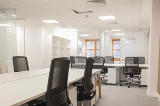 11-15 St Mary At Hl, London to rent Interior Photo- Image 2 of 4