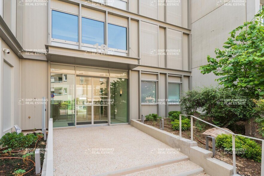 18 Rue Horace Vernet, Issy-les-Moulineaux to rent - Building Photo - Image 2 of 16