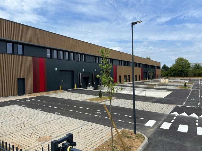 Light Industrial in Mitry-Mory to rent - Building Photo - Image 3 of 6