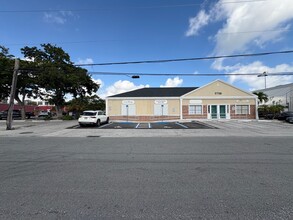 2720 E Oakland Park Blvd, Fort Lauderdale, FL for rent Building Photo- Image 1 of 9