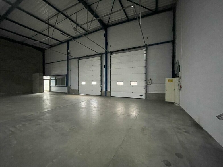 Light Industrial in Dagneux to rent - Interior Photo - Image 3 of 23