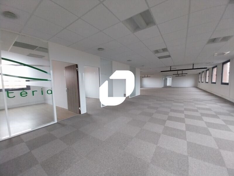 Office in Montigny-le-Bretonneux to rent Interior Photo- Image 1 of 5