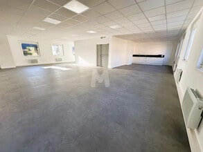 Light Industrial in Verrières-le-Buisson to rent Interior Photo- Image 2 of 6