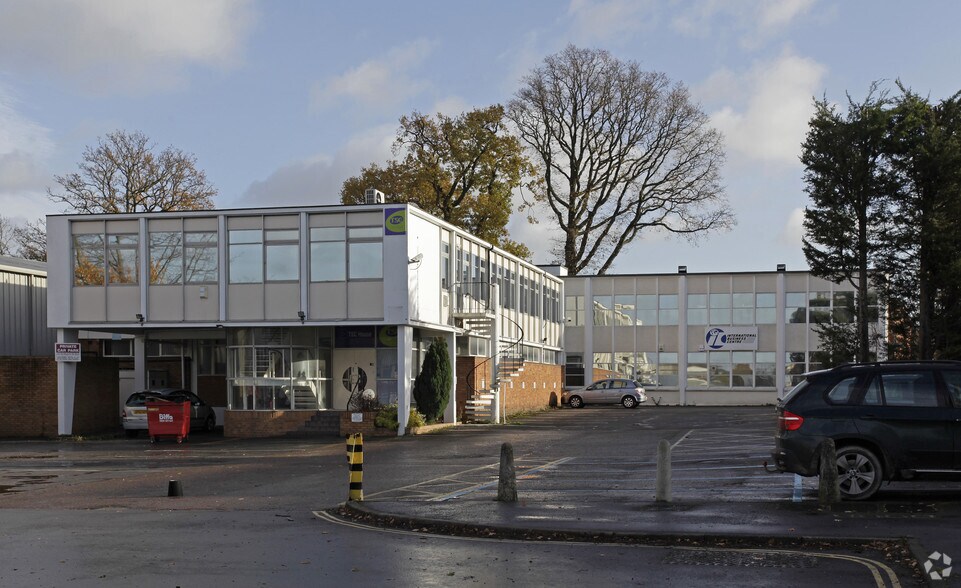 Spindle Way, Crawley for sale - Primary Photo - Image 1 of 1