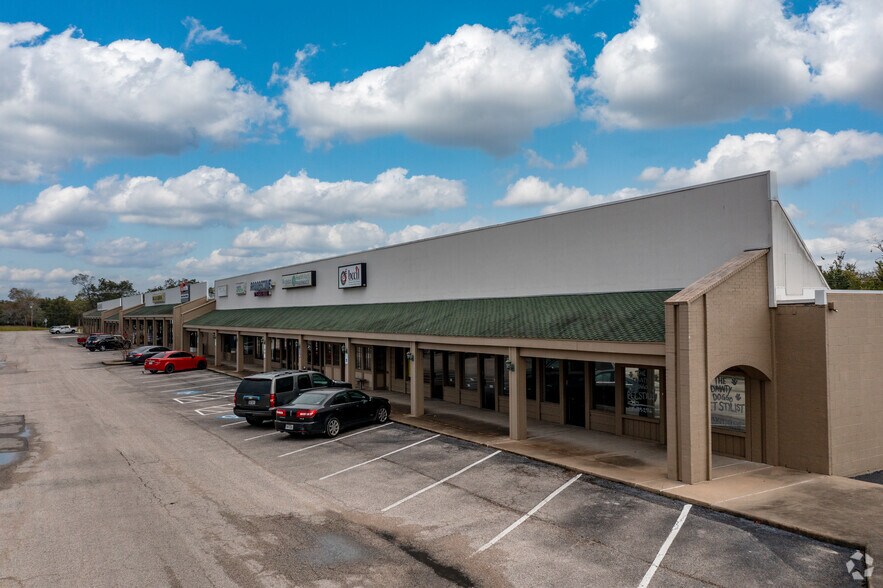 1100-1116 E Mulberry St, Angleton, TX for rent - Building Photo - Image 3 of 6