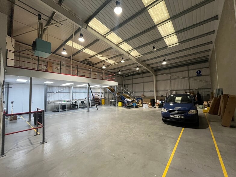 Watchmead, Welwyn Garden City to rent - Building Photo - Image 2 of 5