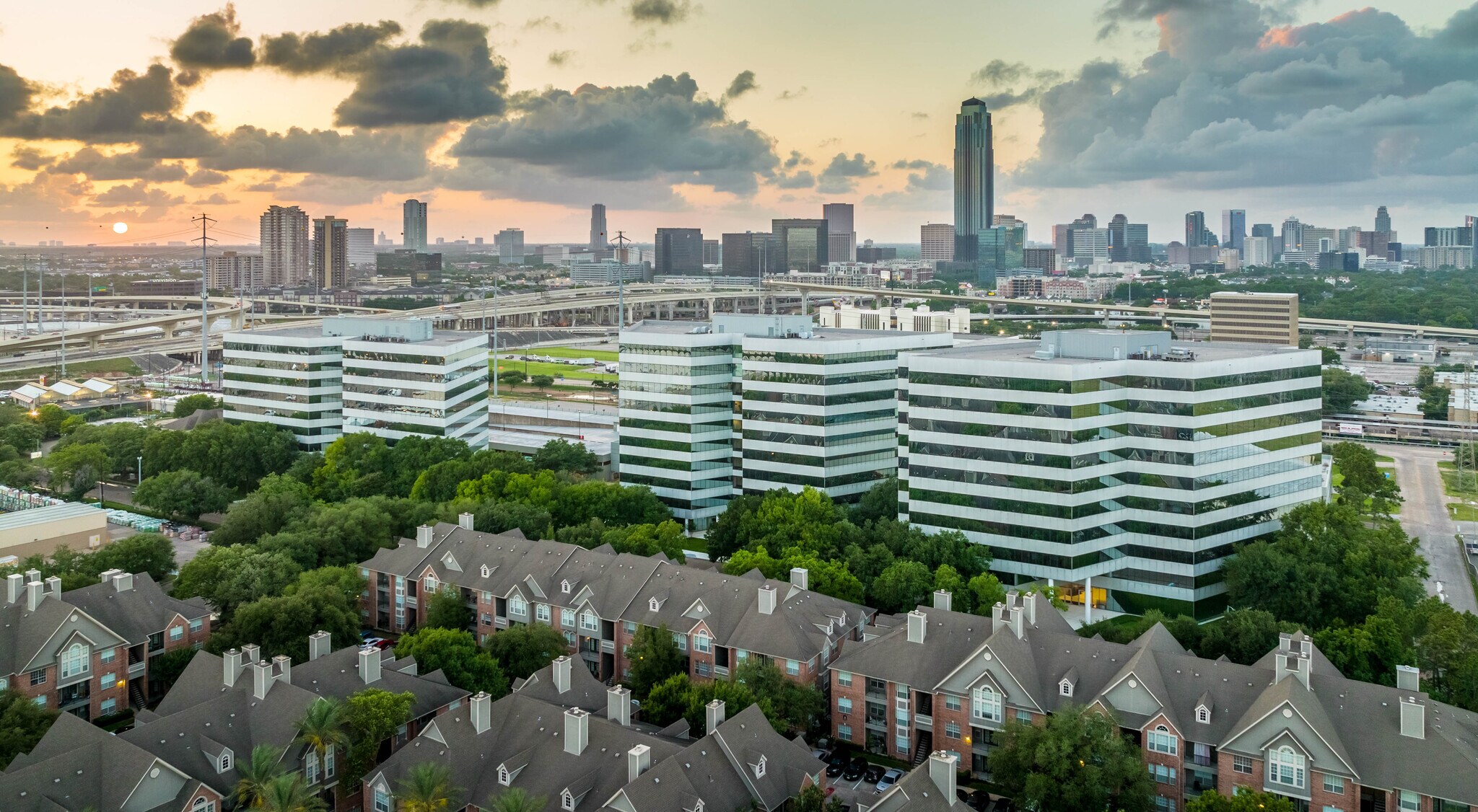 4828-4888 Loop Central Dr, Houston, TX to rent Building Photo- Image 1 of 39