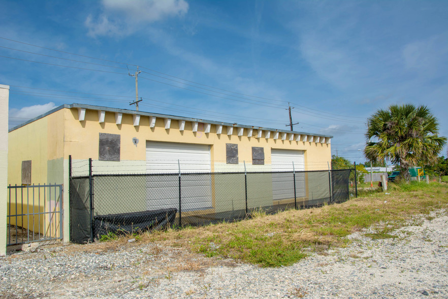 1107 1st Ave S, Lake Worth, FL for rent - Building Photo - Image 3 of 11