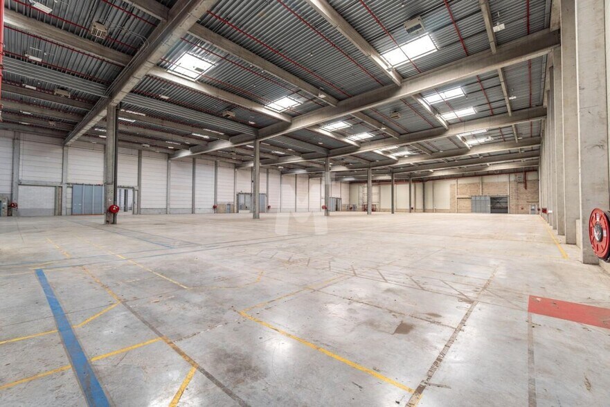 Industrial in Combs-la-Ville to rent - Building Photo - Image 2 of 17