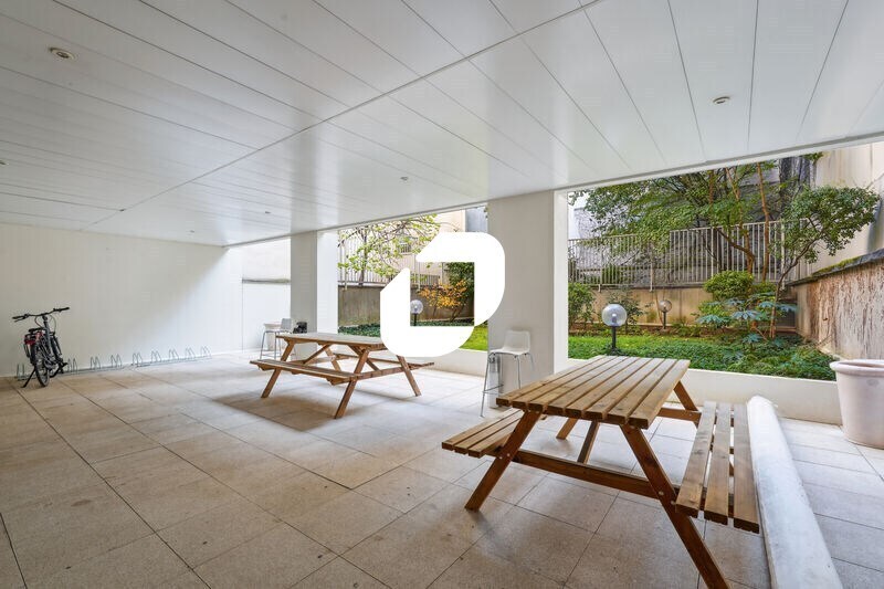 Office in Neuilly-sur-Seine to rent - Building Photo - Image 3 of 8