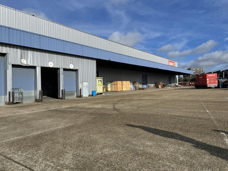 345 Southbury Rd, Enfield to rent - Building Photo - Image 3 of 4