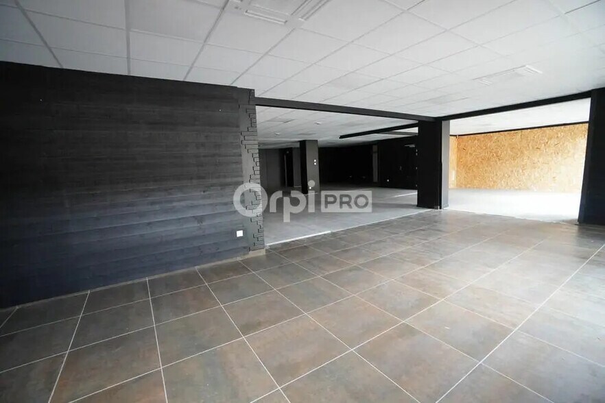 Retail in Dijon to rent - Building Photo - Image 3 of 5