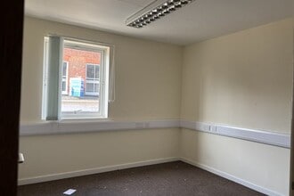 26-28 High St, Ringwood to rent Interior Photo- Image 2 of 4