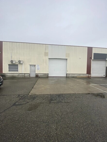 Light Industrial in GRIGNY-SUR-RHÔNE to rent - Building Photo - Image 1 of 1