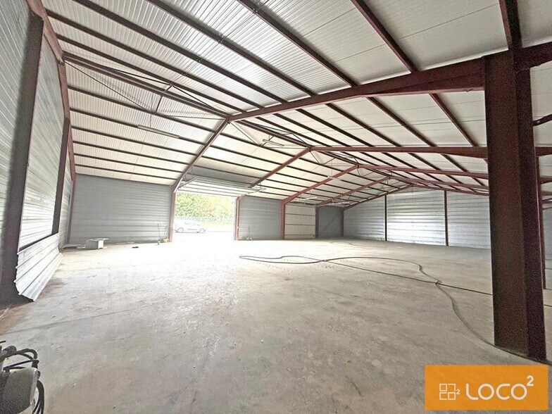 Light Industrial in Flourens to rent - Interior Photo - Image 2 of 4