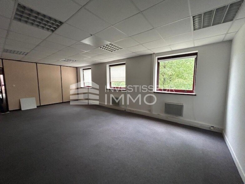 Office in Champs Sur Marne to rent - Interior Photo - Image 1 of 5