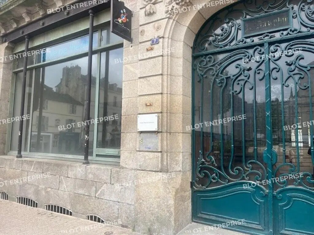 Office in Vannes for sale Primary Photo- Image 1 of 8