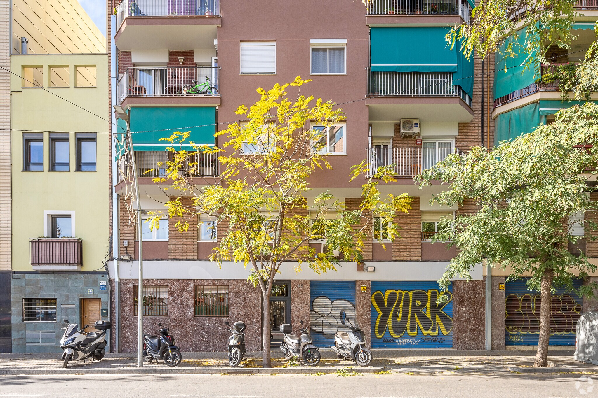 Retail in Barcelona, Barcelona to rent Building Photo- Image 1 of 3