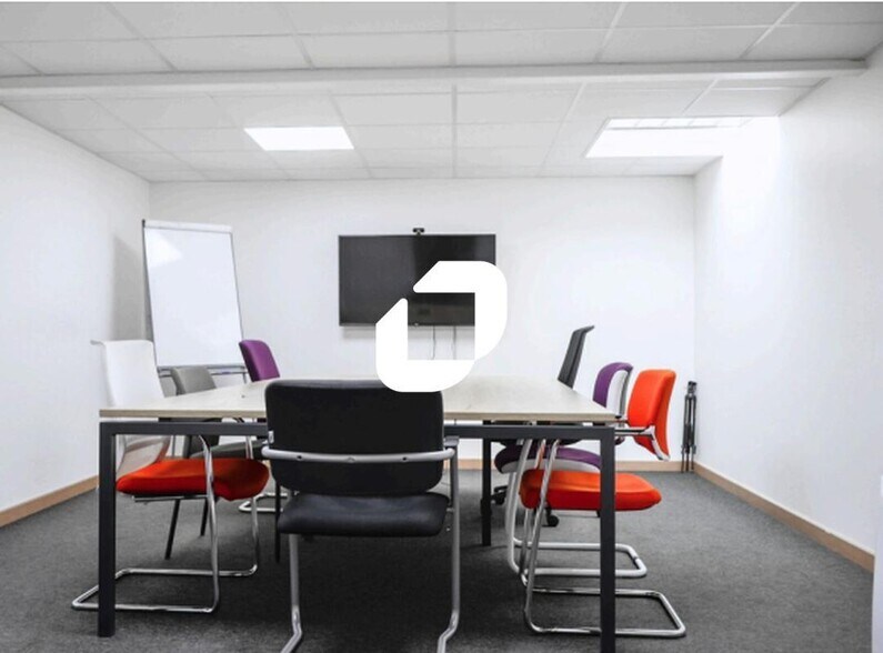 Light Industrial in Chelles to rent - Interior Photo - Image 2 of 4