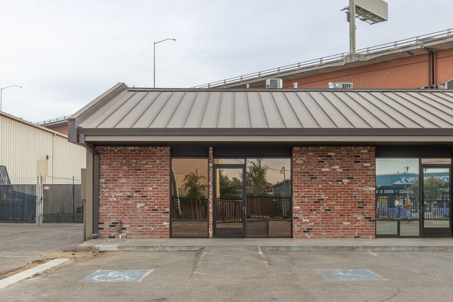 1330 W Fremont St, Stockton, CA for rent - Building Photo - Image 3 of 3