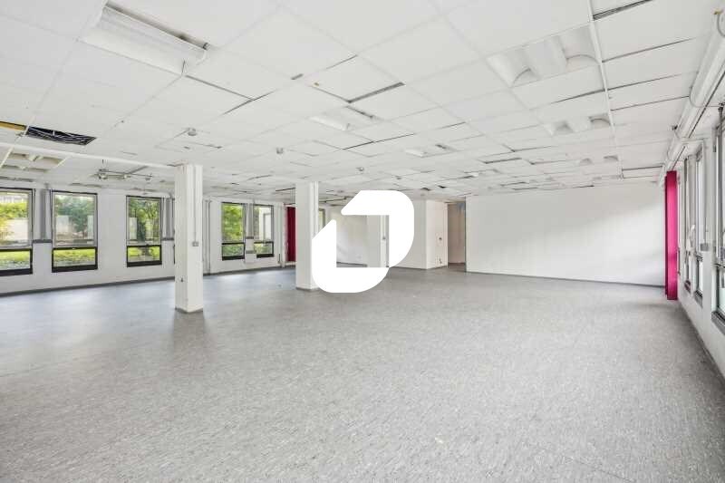 Office in Courbevoie to rent - Interior Photo - Image 2 of 10