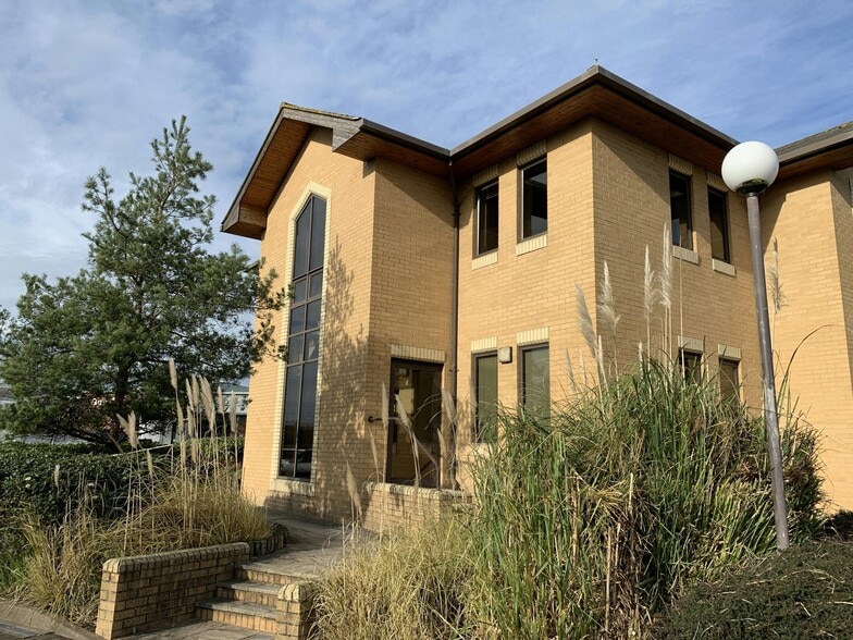 Compass Rd, Portsmouth to rent - Building Photo - Image 3 of 19