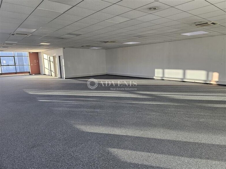 Office in Noisy Le Sec to rent - Interior Photo - Image 2 of 6