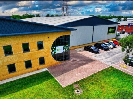 Broadgate, Oldham to rent Building Photo- Image 1 of 19