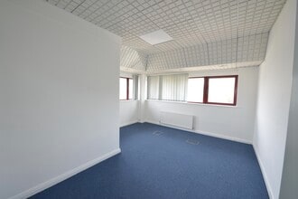 31 The Metro Centre, Watford to rent Interior Photo- Image 2 of 7