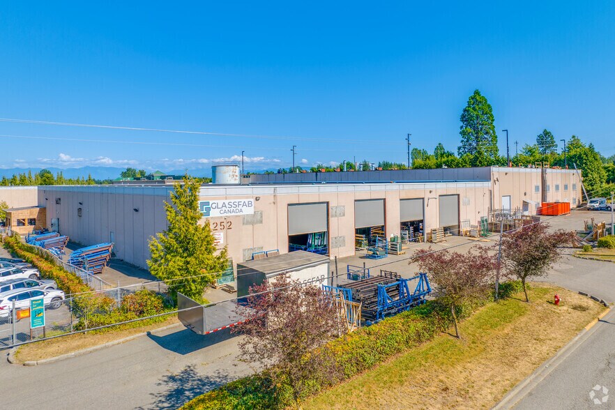 3250-3254 262 St & 26251 Fraser Hwy portfolio of 3 properties for sale on LoopNet.co.uk - Primary Photo - Image 2 of 4