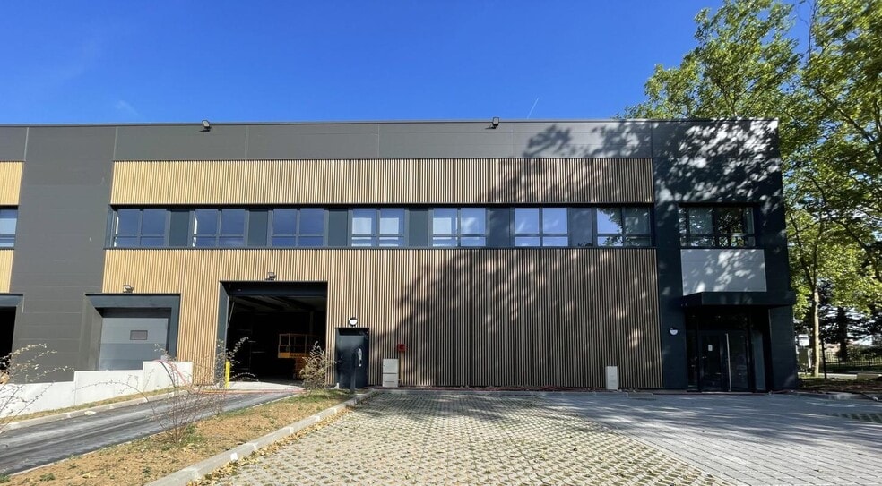 Industrial in Trappes to rent - Building Photo - Image 1 of 10