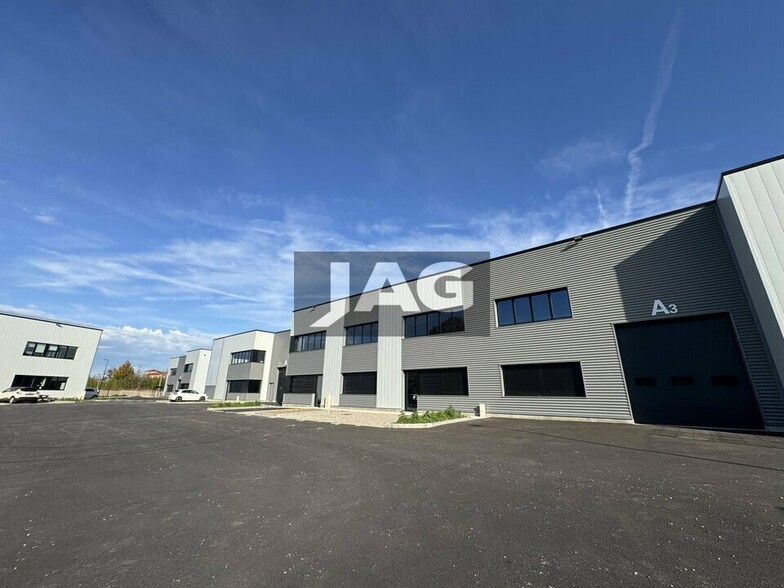 Light Industrial in Pierre-Bénite for sale - Building Photo - Image 2 of 14