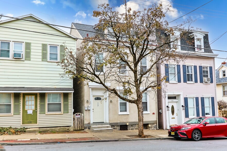 STUDENT RENTAL PORTFOLIO IN EASTON, PA portfolio of 2 properties for sale on LoopNet.co.uk - Building Photo - Image 1 of 8