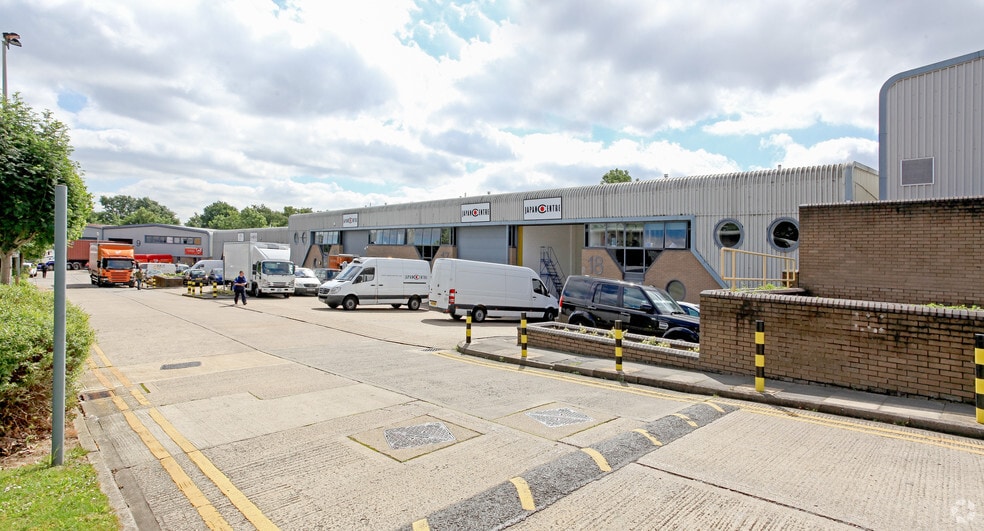 Victoria Rd, London to rent - Building Photo - Image 2 of 3