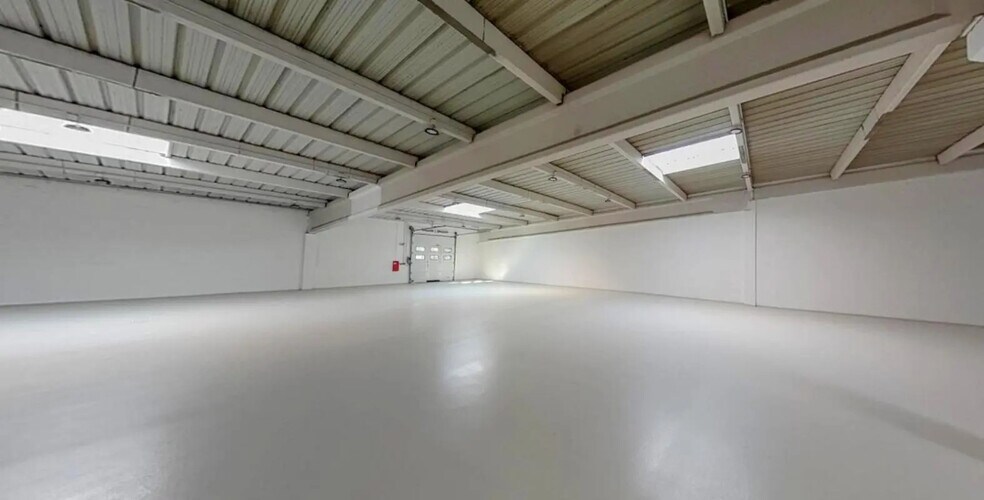 Light Industrial in Coignières to rent - Building Photo - Image 3 of 9