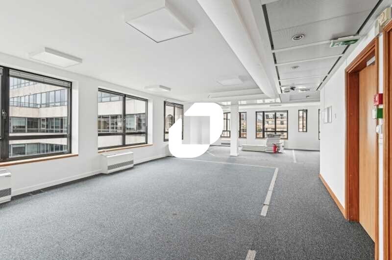 11-11 Place Du General Leclerc, Levallois-Perret to rent - Building Photo - Image 3 of 16