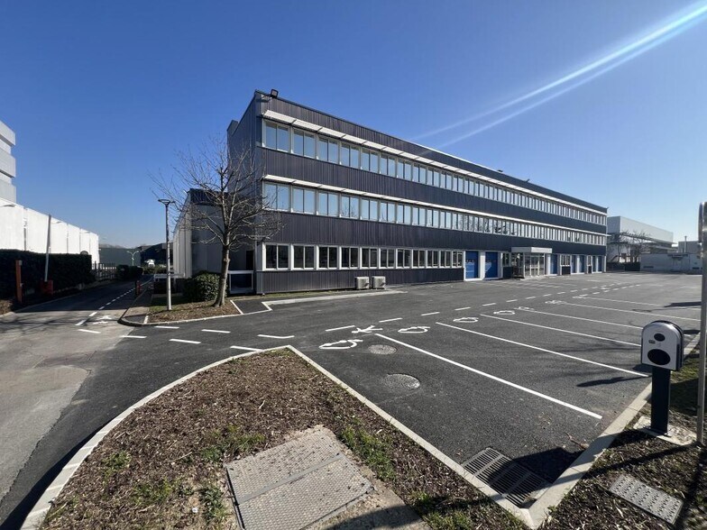 11 Avenue Albert Einstein, Le Blanc-Mesnil to rent - Building Photo - Image 3 of 22