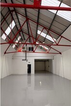 Cowley Rd, London to rent Interior Photo- Image 1 of 1