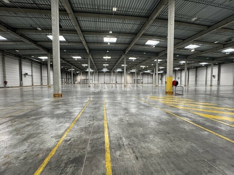 Industrial in Moissy-Cramayel to rent - Interior Photo - Image 3 of 4
