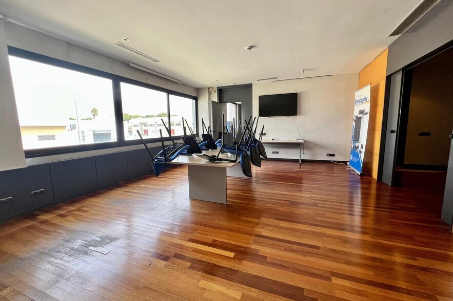 Retail in Granada to rent - Interior Photo - Image 3 of 12
