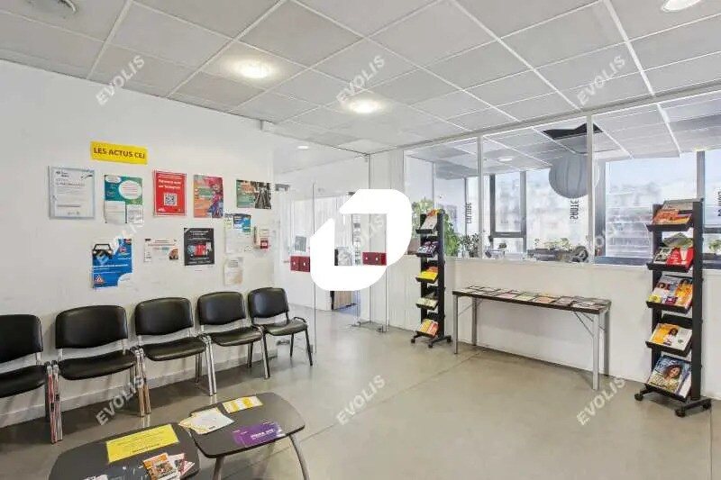 Office in Montreuil to rent - Lobby - Image 3 of 14