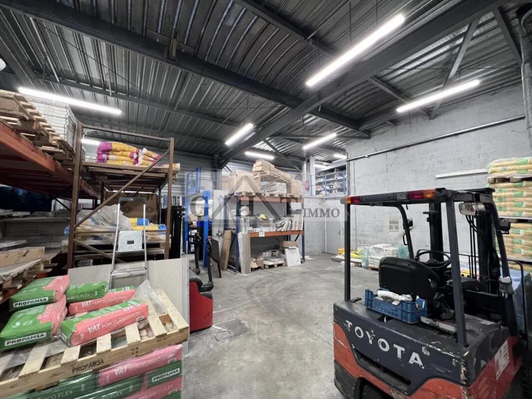 Industrial in Le Thillay to rent Interior Photo- Image 1 of 3