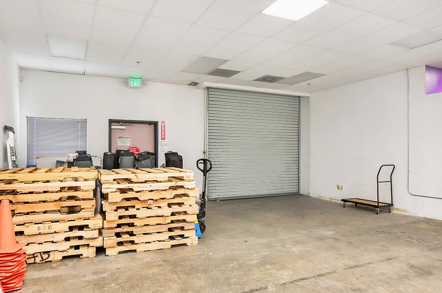 40880, 40935 & 40945 County Ctr Dr portfolio of 3 properties for sale on LoopNet.co.uk - Interior Photo - Image 2 of 6