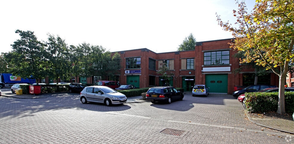 Fleming Way, Isleworth to rent - Building Photo - Image 2 of 8