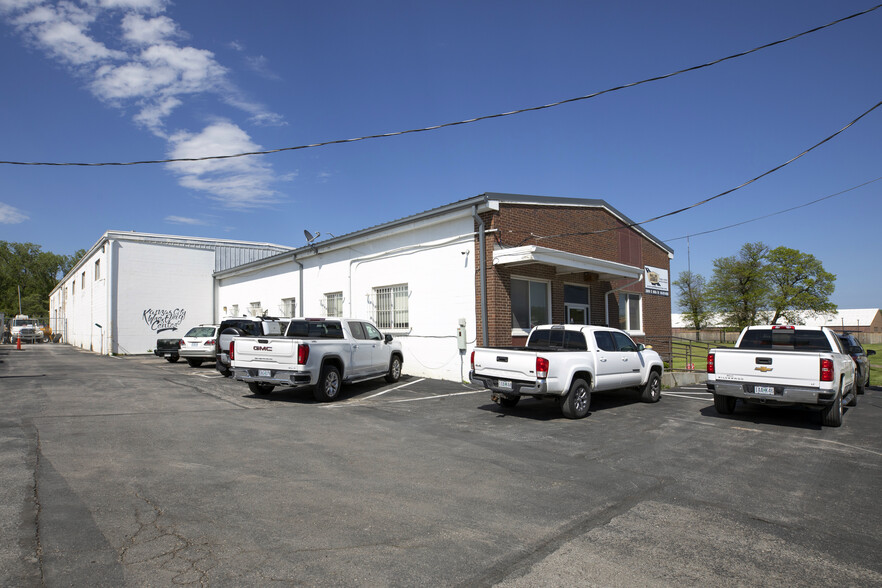 3 Building Industrial Complex for Sale portfolio of 3 properties for sale on LoopNet.co.uk - Building Photo - Image 3 of 4