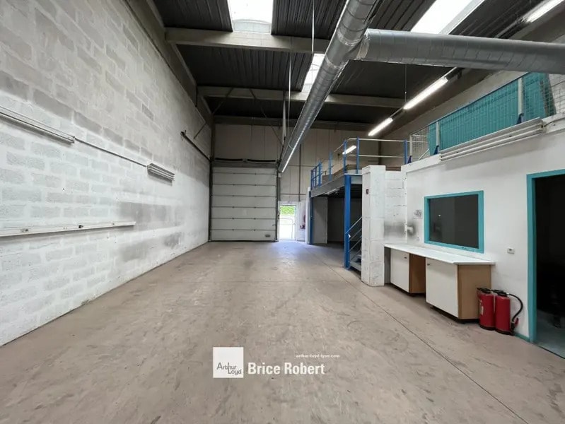 Light Industrial in Lyon to rent Interior Photo- Image 1 of 6